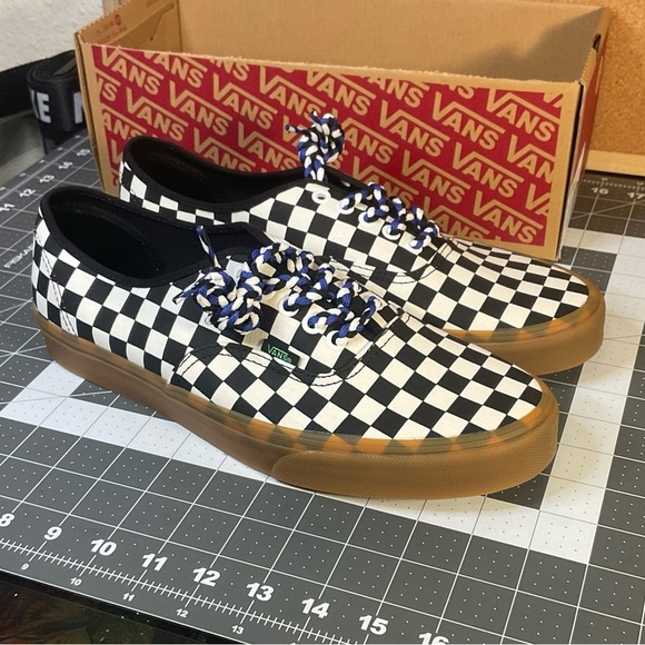 Vans
Brand new
Classics
Checkered
Gum sole - Picture 10 of 11